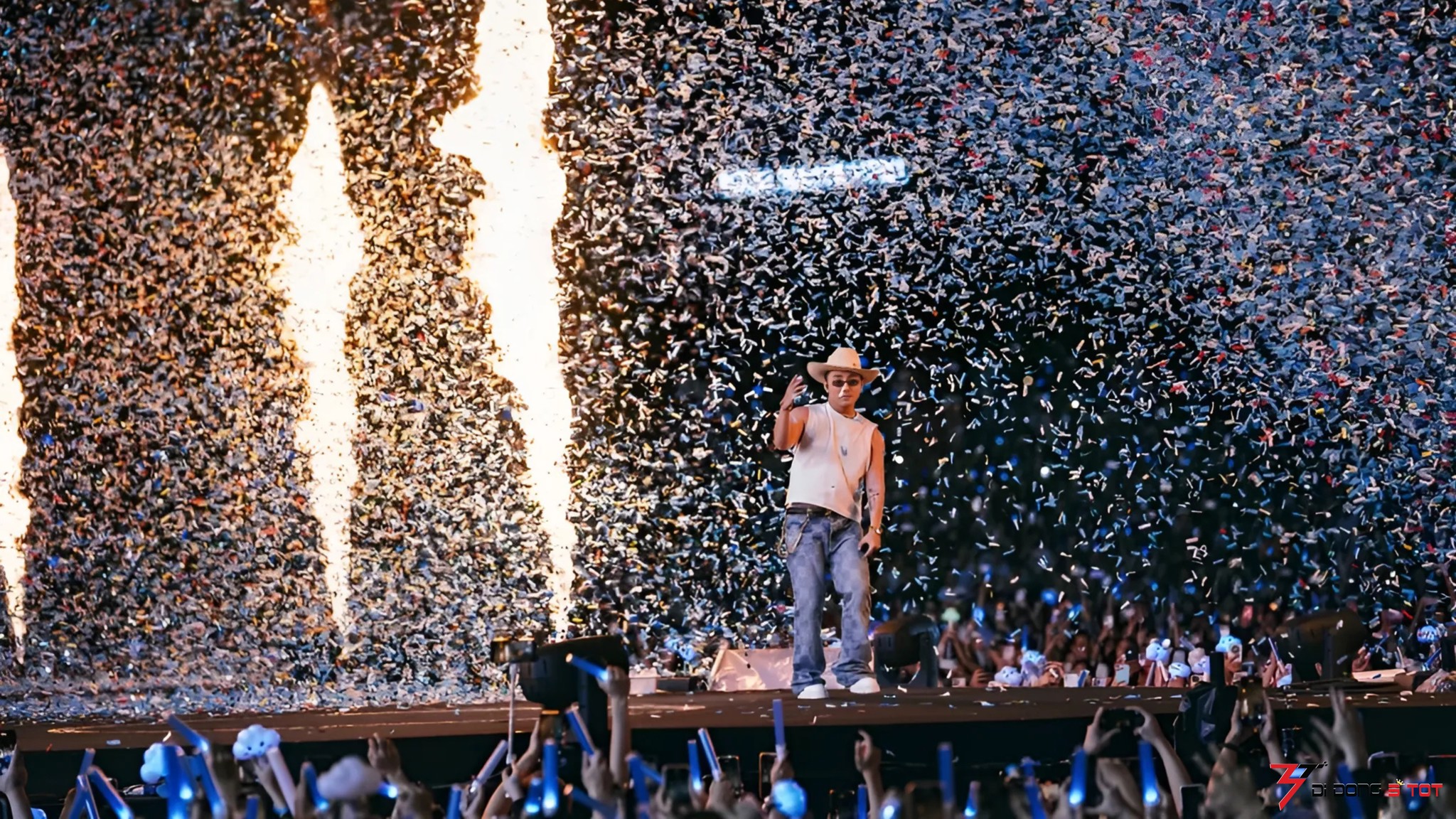 Sơn Tùng M-TP bị thương vì fan lao lên sân khấu trong đêm nhạc Sky Wave Hạ Long