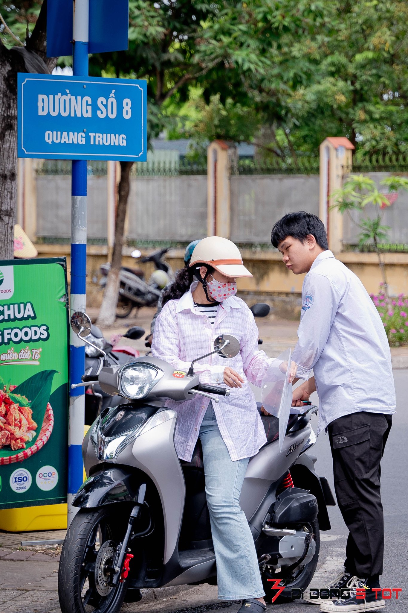 Thí sinh gặp sự cố hỏng xe, được hỗ trợ làm bài tại điểm thi gần nhất