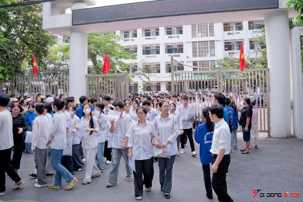 thí sinh bị đình chỉ thi tốt nghiệp THPT 2025 do mang điện thoại và tài liệu vào phòng thi