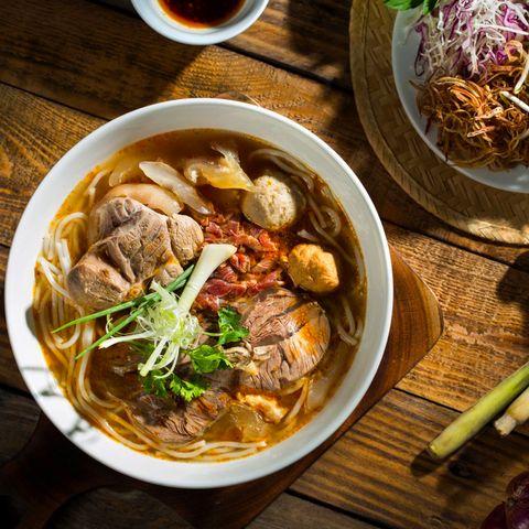 BÚN BÒ HUẾ: CÁCH NẤU BÚN BÒ ĐẬM ĐÀ THƠM NỒNG CHUẨN VỊ HUẾ