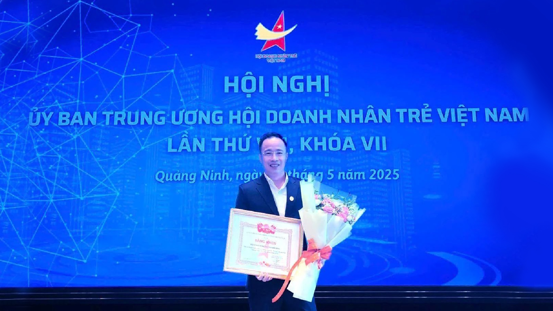 Câu Lạc Bộ Đào Tạo Tư Vấn Doanh Nhân Trẻ Việt Nam nhận bằng khen vì có thành tích xuất sắc trong công tác hội 2024