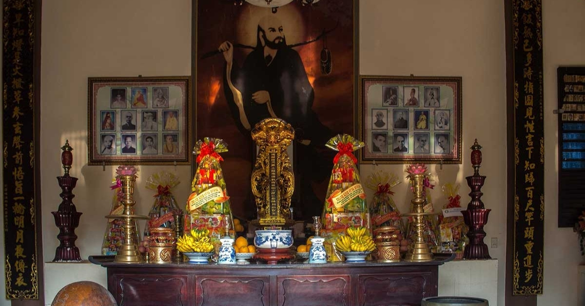 Đặt ảnh thờ gia tiên theo thứ bậc