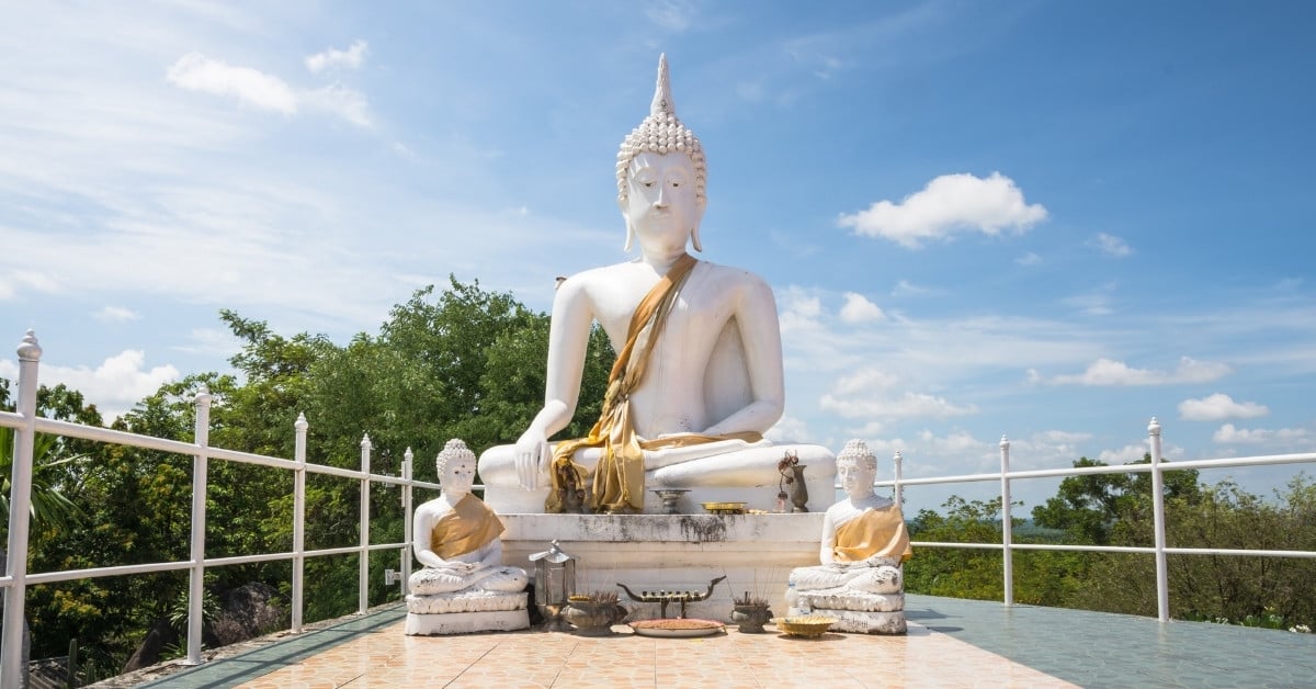 Ý nghĩa của việc trang trí tượng Phật ngoài trời