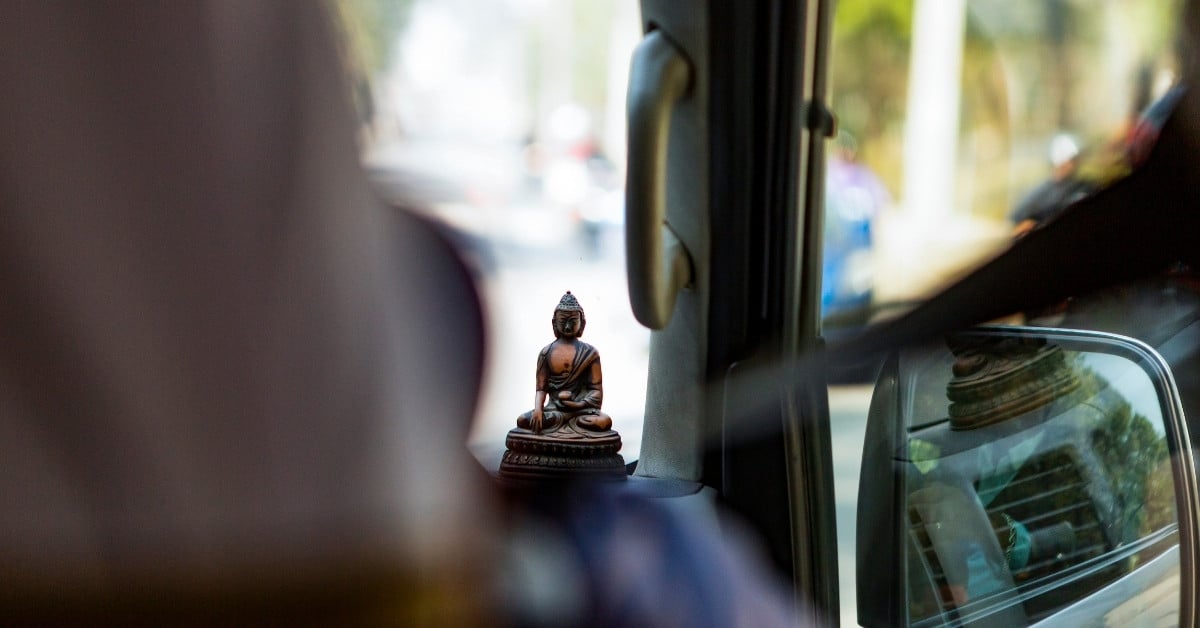 Tượng Phật để trên xe ô tô có ý nghĩa gì?