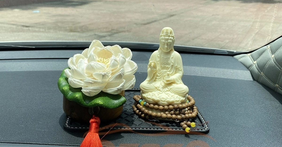 Đặt Tượng Bà Quan Âm lên xe ô tô nhằm mang lại năng lượng tích cực