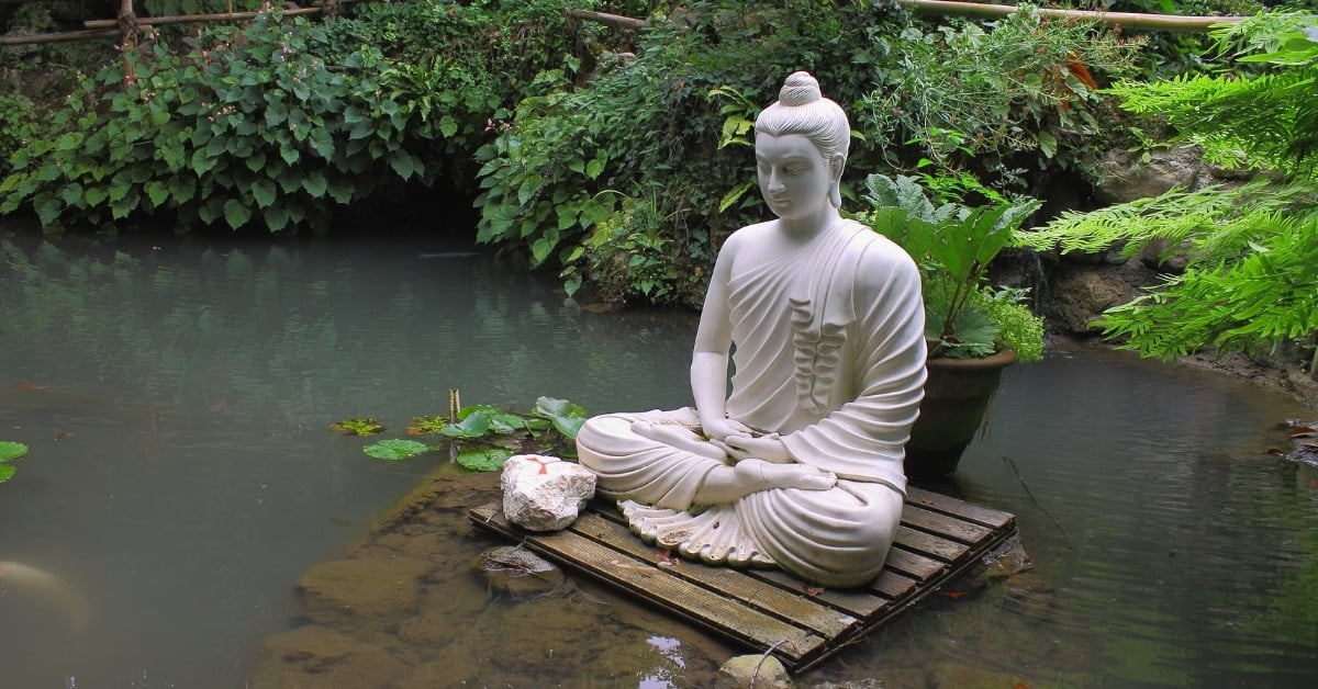 Tượng Phật trong sân vườn