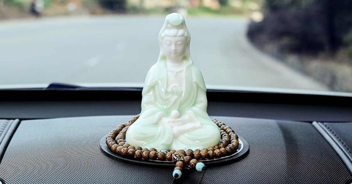 Đặt Tượng Bà Quan Âm lên xe ô tô nhằm mang lại bình an và may mắn