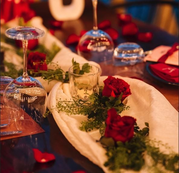 Make your anniversary even more special with a romantic decoration package