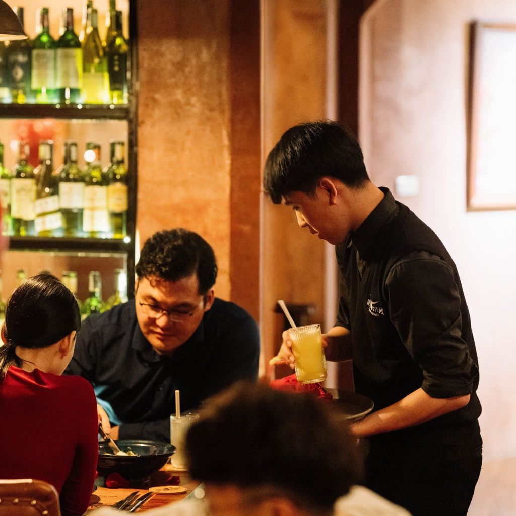 doi - ngu - nhan - vien - cua - gu - 19 - steak