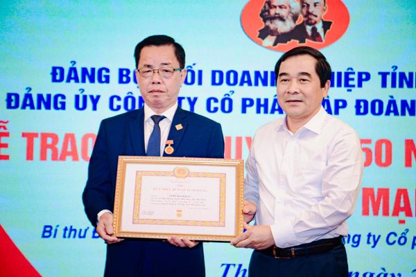 🎉TRAO HUY HIỆU 50 NĂM TUỔI ĐẢNG CHO AHLĐ TRẦN MẠNH BÁO- CHỦ TỊCH HĐQT, TGĐ TẬP ĐOÀN THAIBINH SEED.