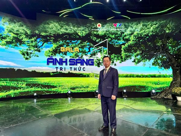 ANH HÙNG LAO ĐỘNG TRẦN MẠNH BÁO ĐƯỢC TÔN VINH VÌ NHỮNG ĐÓNG GÓP CHO NGÀNH NÔNG NGHIỆP VIỆT NAM