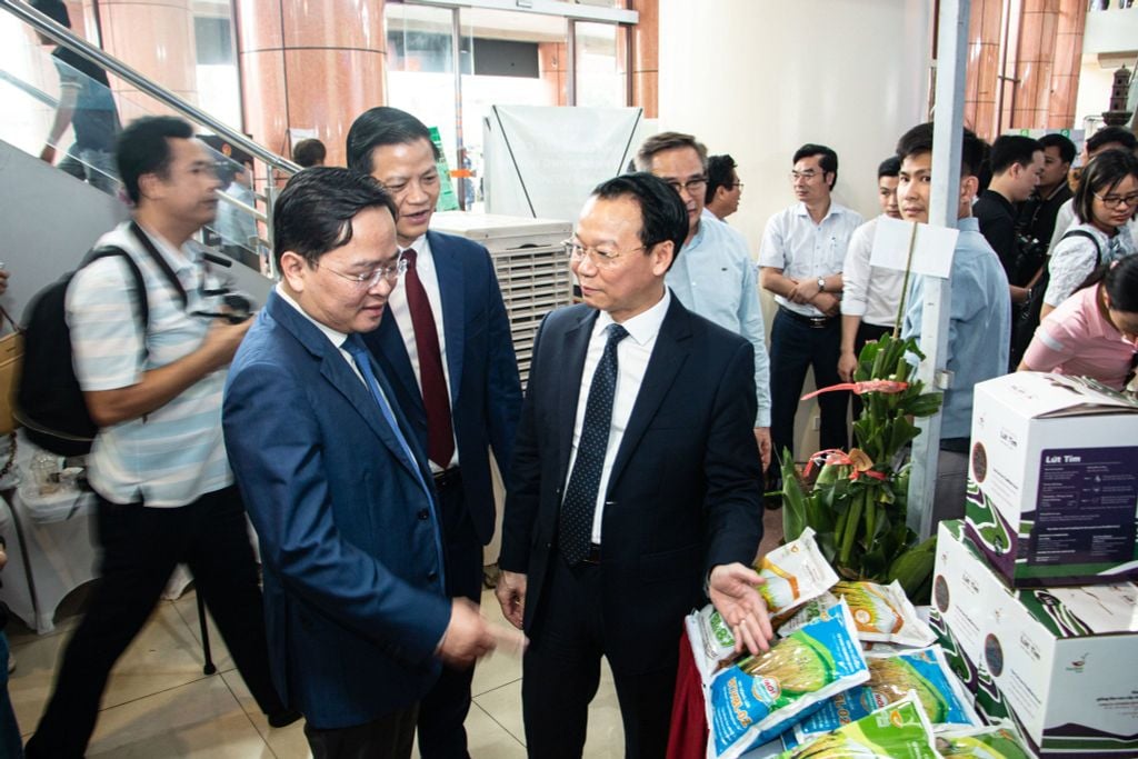 Bộ Trưởng Bộ Nông Nghiệp & Môi Trường và Bà Trần Thị Trà - TGĐ Tập đoàn ThaiBinh Seed tại gian hàng