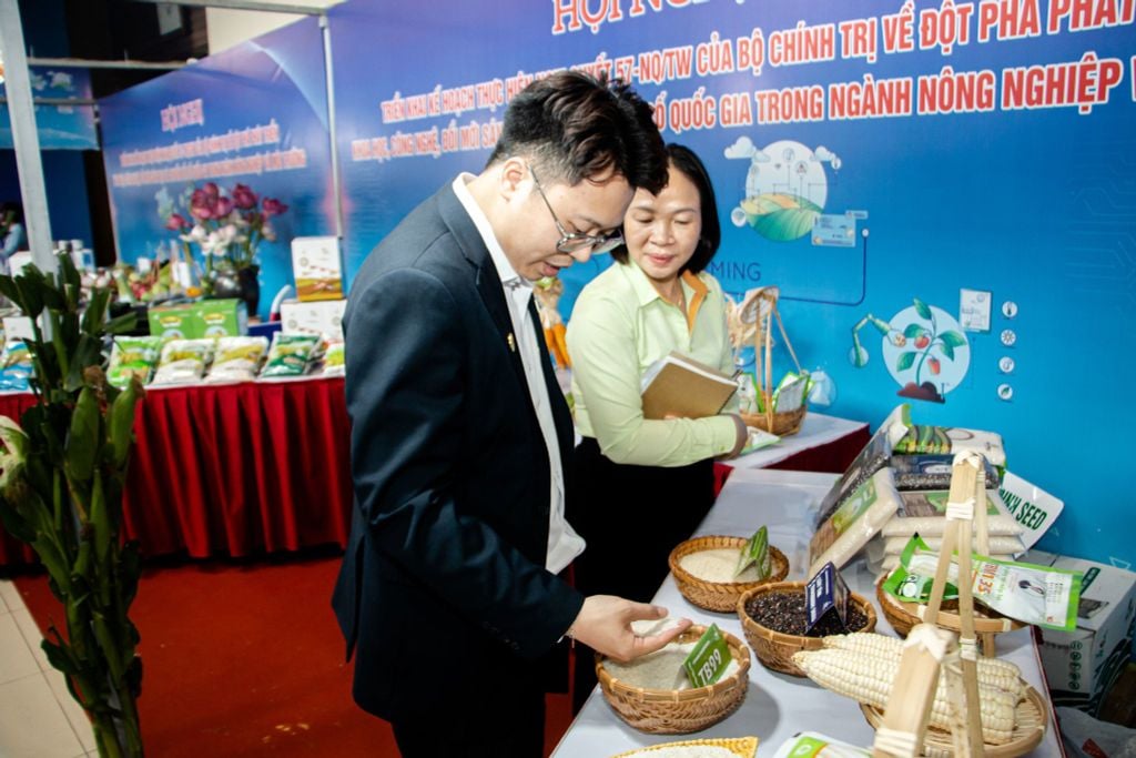 Bộ Trưởng Bộ Nông Nghiệp & Môi Trường và Bà Trần Thị Trà - TGĐ Tập đoàn ThaiBinh Seed tại gian hàng