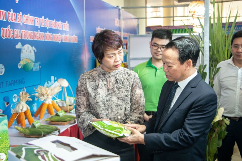 Bộ Trưởng Bộ Nông Nghiệp & Môi Trường và Bà Trần Thị Trà - TGĐ Tập đoàn ThaiBinh Seed tại gian hàng