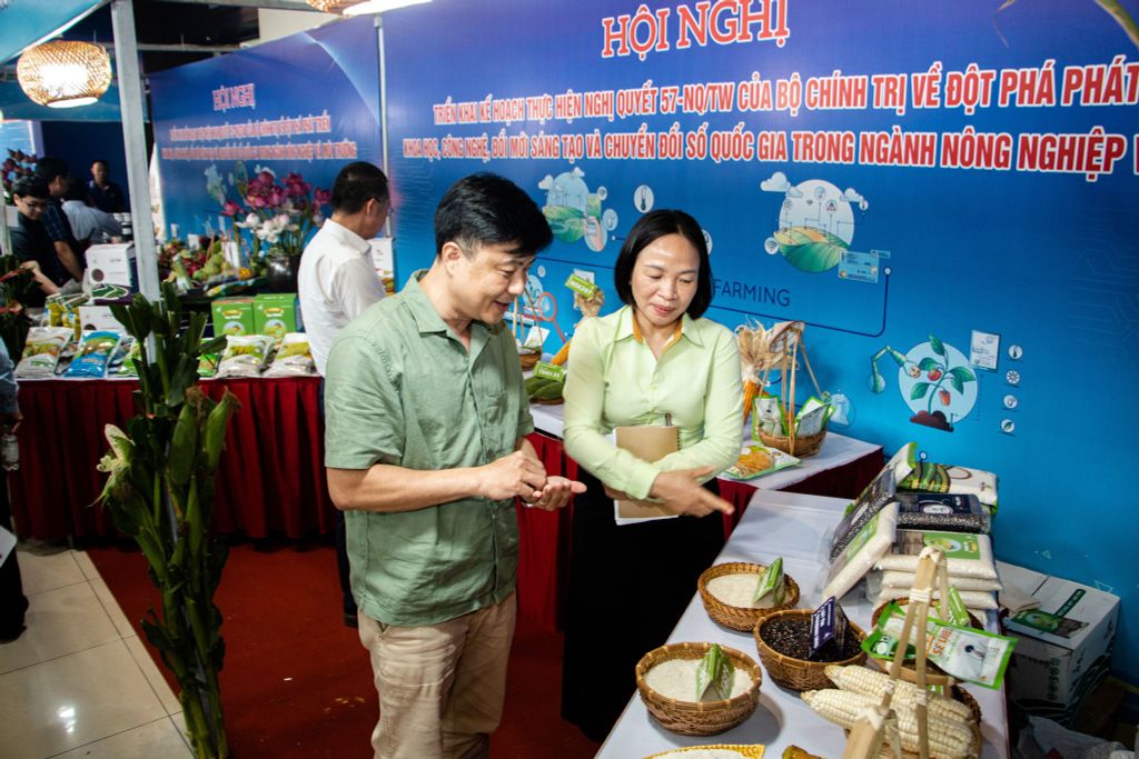 Bộ Trưởng Bộ Nông Nghiệp & Môi Trường và Bà Trần Thị Trà - TGĐ Tập đoàn ThaiBinh Seed tại gian hàng