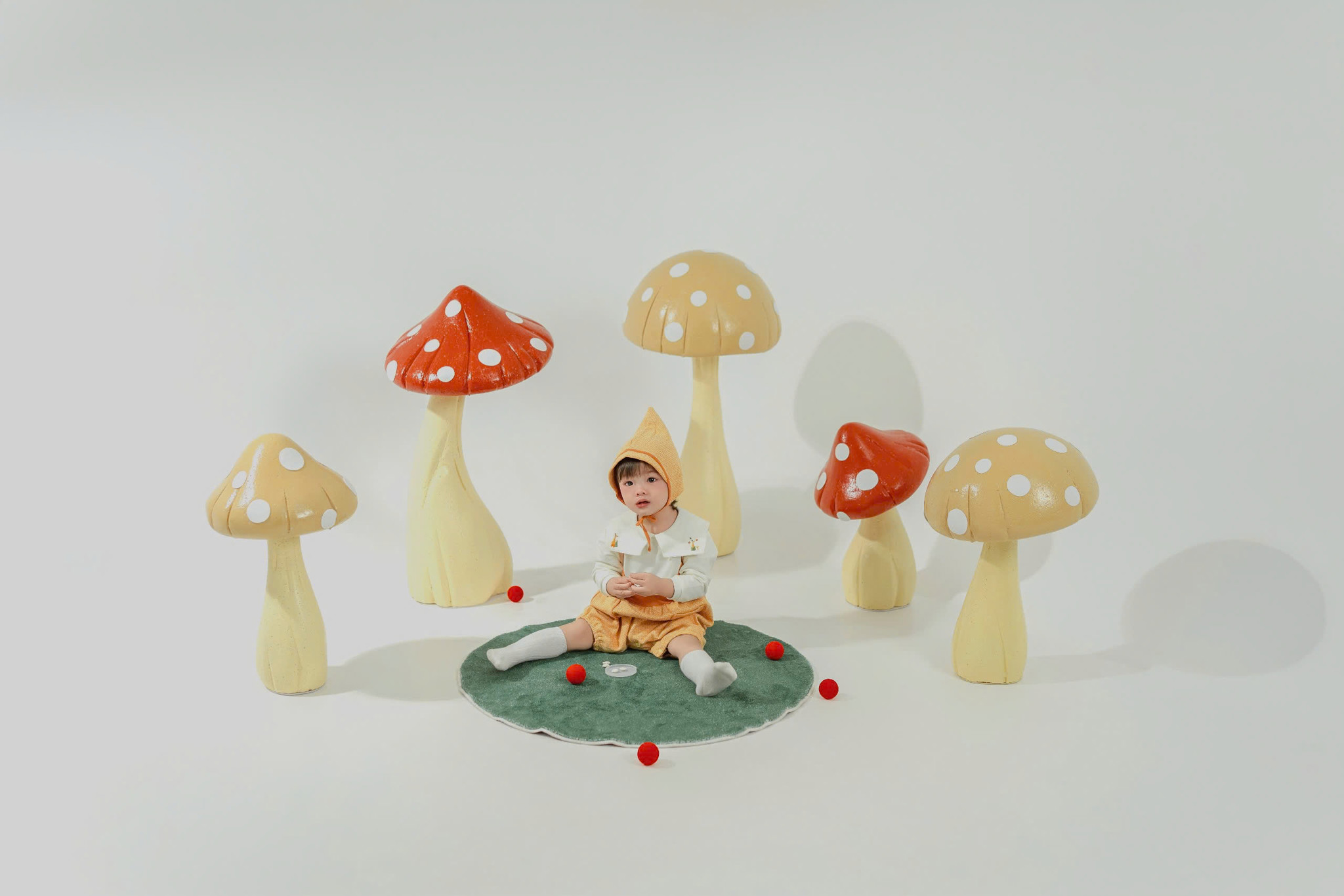 🌿🍄 Bé yêu lạc vào xứ sở thần tiên cùng những cây nấm đáng yêu! 🍄🌿