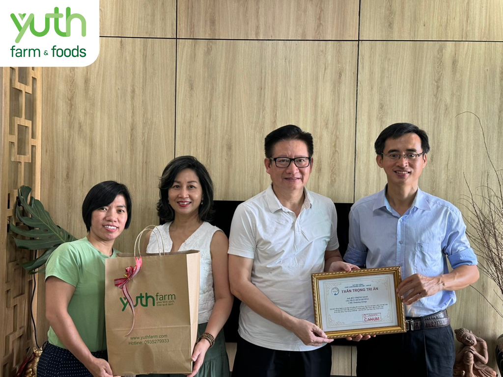 CEO Yuth Farm & Foods đại diện thành viên Ban Sáng lập và Ban Tổ chức của quỹ Học bổng Canum – Chắp cánh những ước mơ – đã gặp gỡ tri ân các mạnh thường quân, những cá nhân