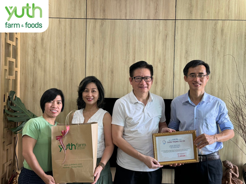 CEO Yuth Farm & Foods đại diện thành viên Ban Sáng lập và Ban Tổ chức của quỹ Học bổng Canum – Chắp cánh những ước mơ – đã gặp gỡ tri ân các mạnh thường quân, những cá nhân