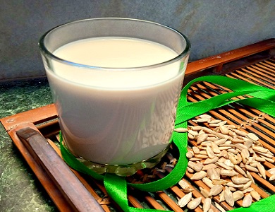 Vì sao bạn nên uống sữa hạt hướng dương hằng ngày?