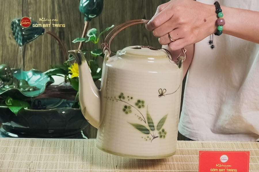 Ấm Tích Bát Tràng Vẽ Chuồn Trúc