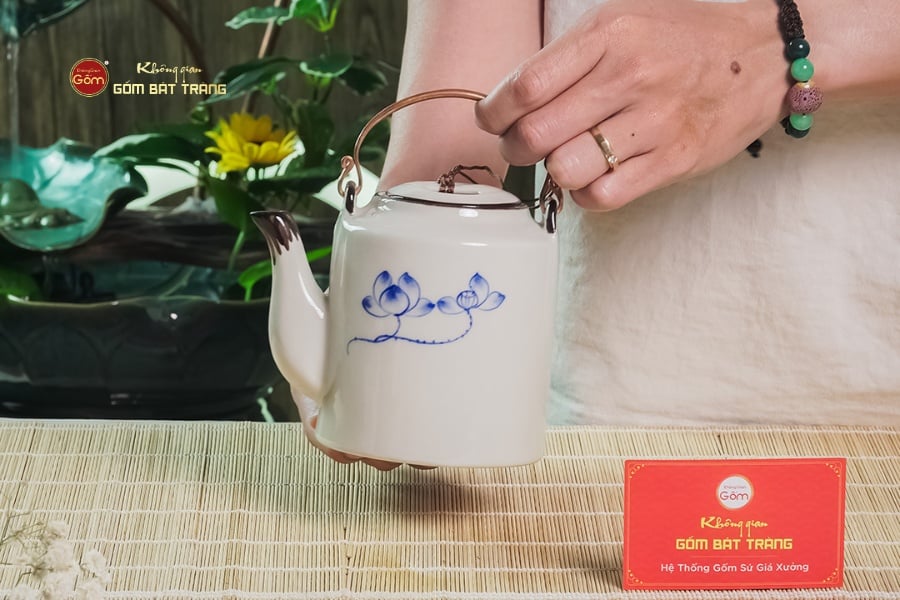 Ấm Tích Bát Tràng Vẽ Hoa Sen