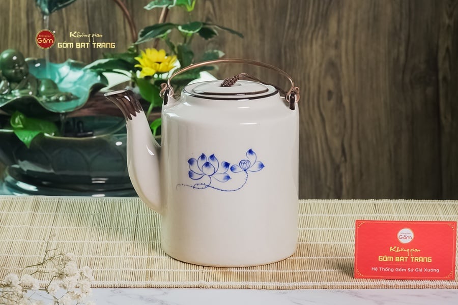 Ấm Tích Bát Tràng Vẽ Hoa Sen