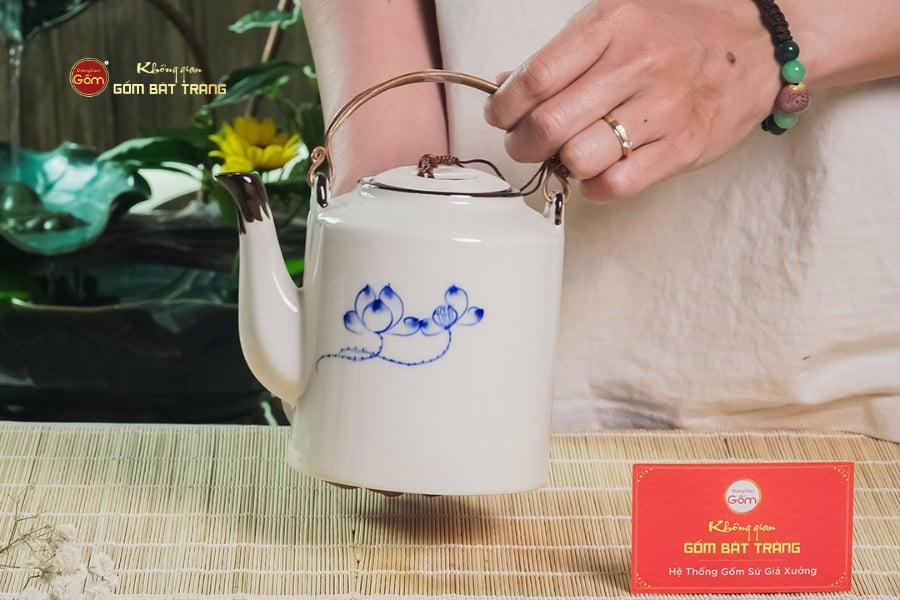 Ấm Tích Bát Tràng Vẽ Hoa Sen