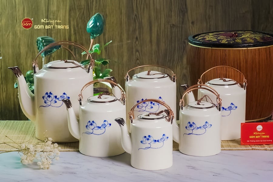 Ấm Tích Bát Tràng Vẽ Hoa Sen