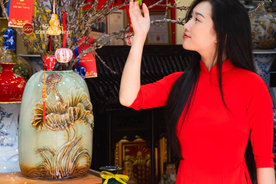Bình Hoa Dáng Chuông Đắp Nổi Hoa Sen