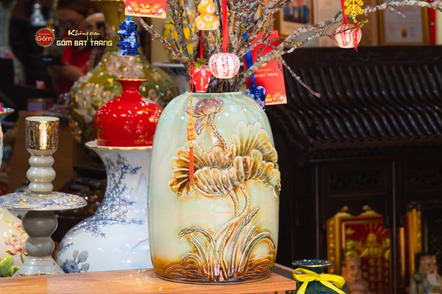 Bình Hoa Dáng Chuông Đắp Nổi Hoa Sen