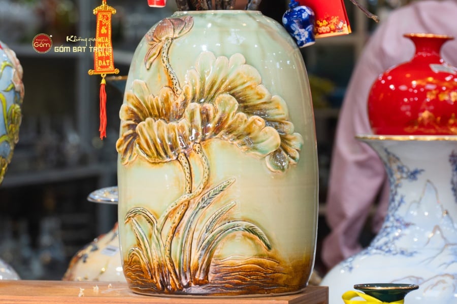 Bình Hoa Dáng Chuông Đắp Nổi Hoa Sen