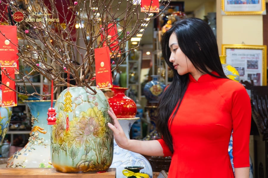 Bình Hoa Dáng Chuông Khắc Nổi Hoa Mẫu Đơn