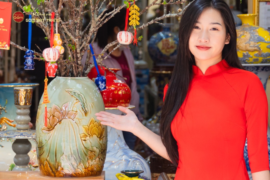 Bình Hoa Dáng Chuông Khắc Nổi Hoa Sen