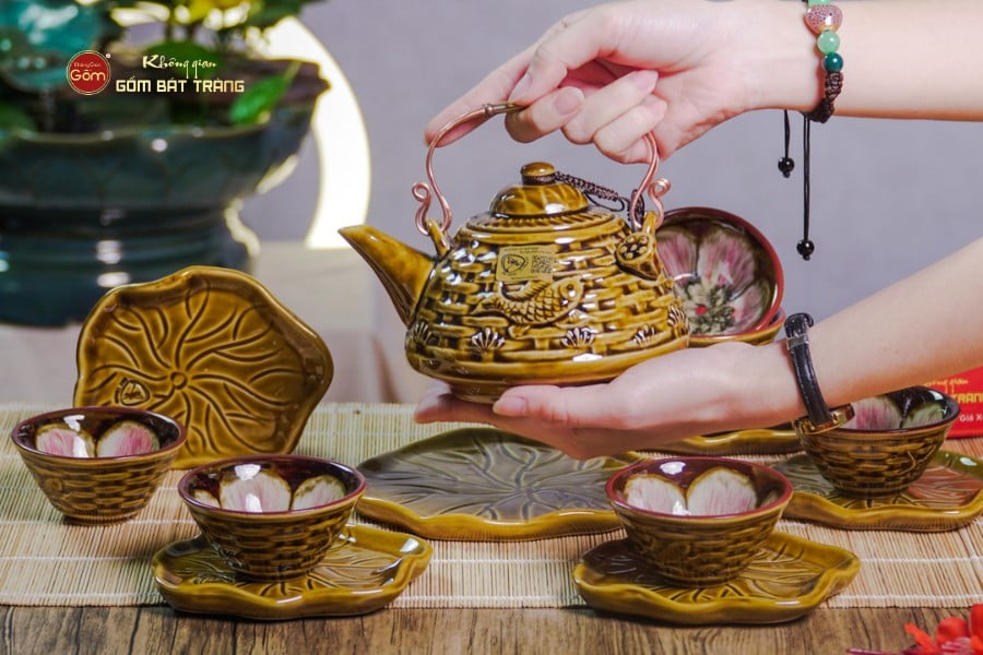 Bộ Ấm Chén Hỏa Biến Nâu Vàng Sen Cá