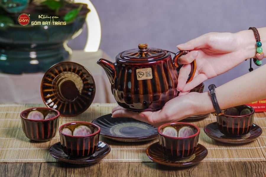 Bộ Ấm Chén Nâu Men Hỏa Biến Múi Lá