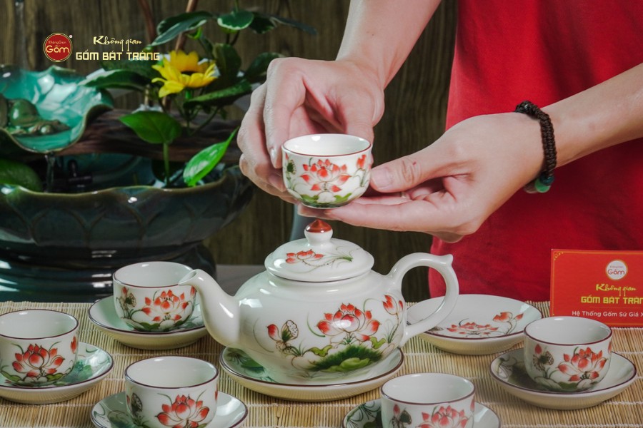 Bộ Ấm Chén Thiên Nga Men Kem Sen Đỏ