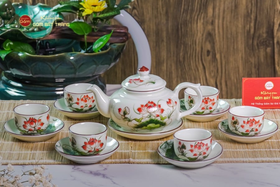 Bộ Ấm Chén Thiên Nga Men Kem Sen Đỏ