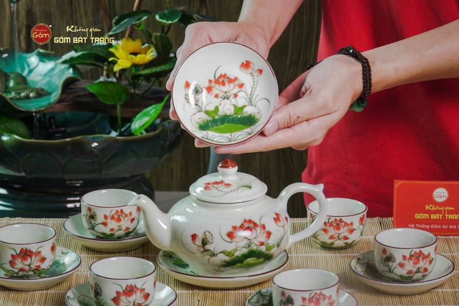 Bộ Ấm Chén Thiên Nga Men Kem Sen Đỏ