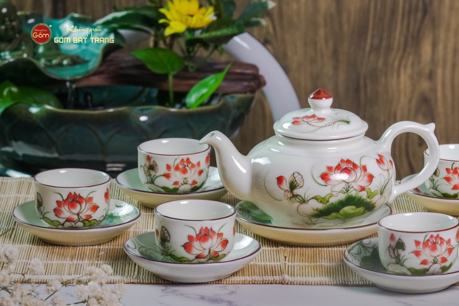 Bộ Ấm Chén Thiên Nga Men Kem Sen Đỏ