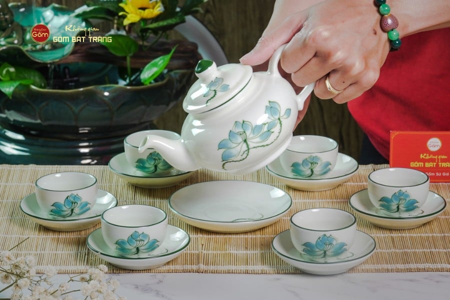 Bộ Ấm Chén Thiên Nga Men Kem Sen Xanh