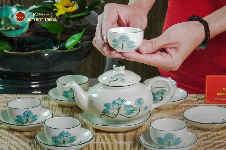 Bộ Ấm Chén Thiên Nga Men Kem Sen Xanh