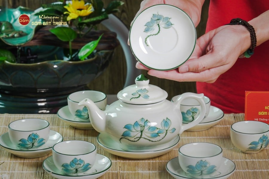 Bộ Ấm Chén Thiên Nga Men Kem Sen Xanh