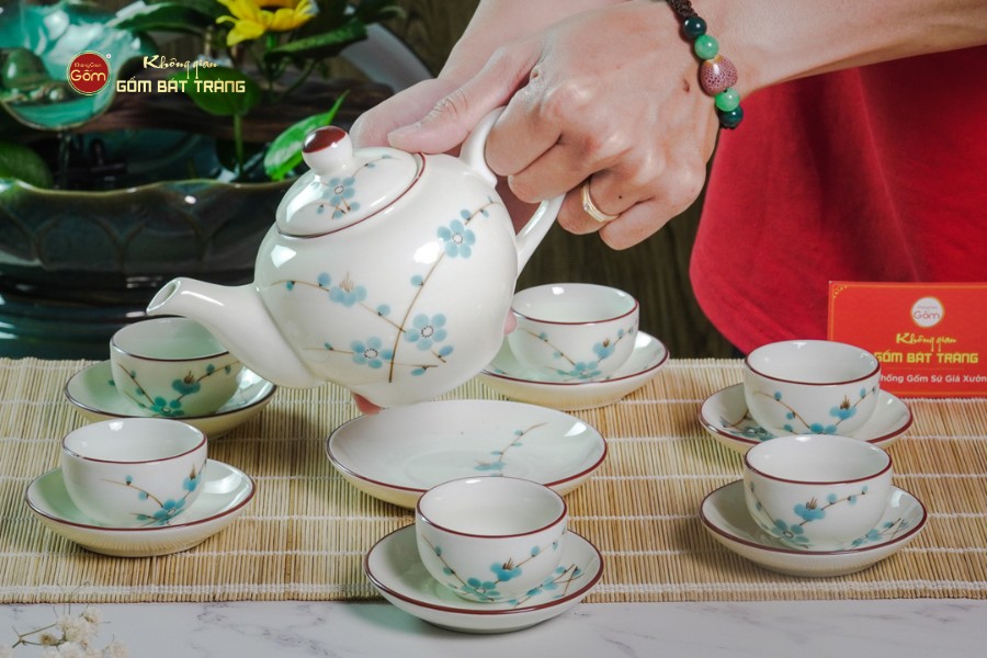Bộ Ấm Chén Tròn Men Kem Vẽ Đào Xanh