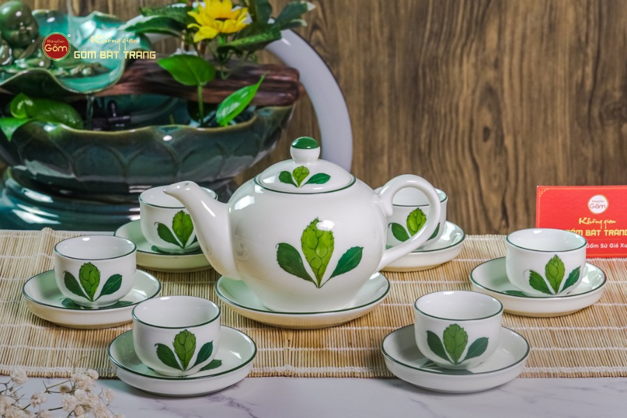 Bộ Ấm Chén Tròn Men Kem Vẽ Ngò Gai