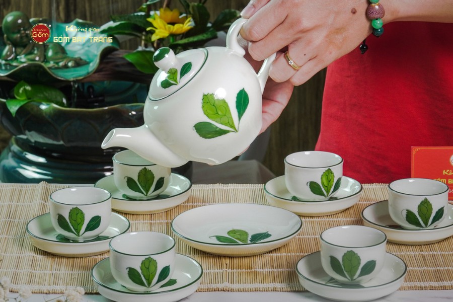 Bộ Ấm Chén Tròn Men Kem Vẽ Ngò Gai