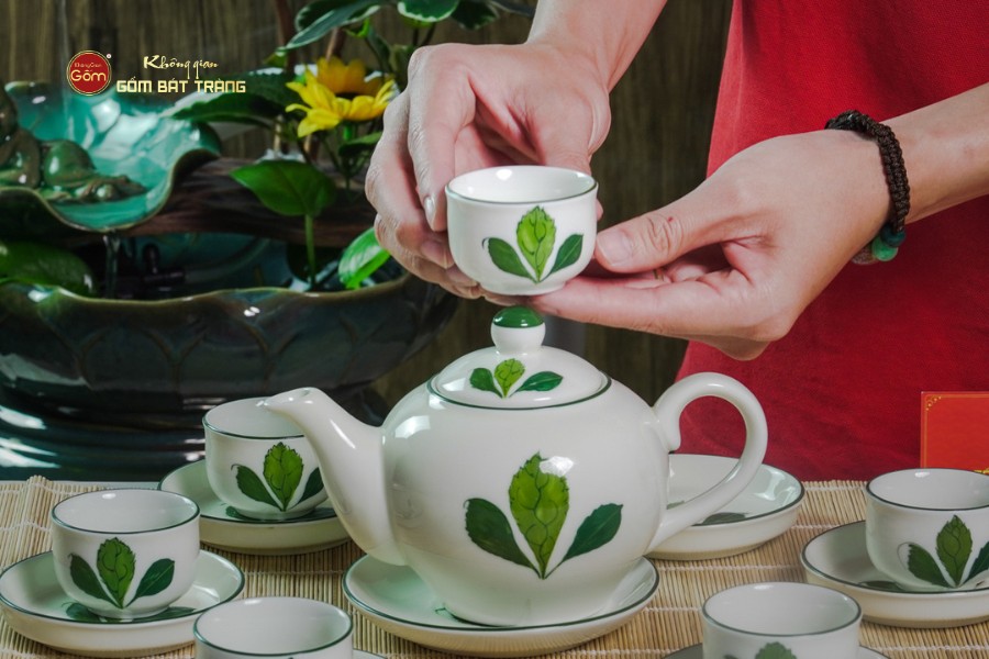 Bộ Ấm Chén Tròn Men Kem Vẽ Ngò Gai