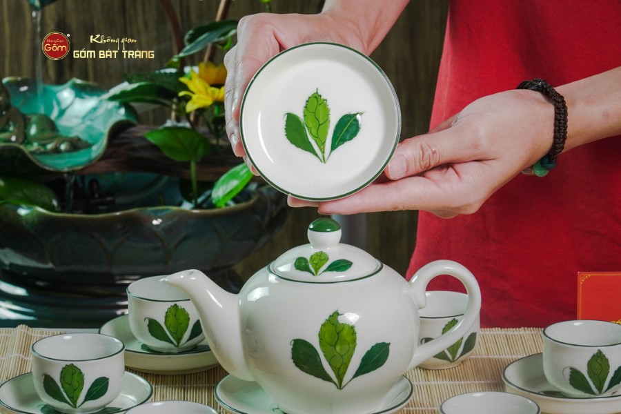 Bộ Ấm Chén Tròn Men Kem Vẽ Ngò Gai