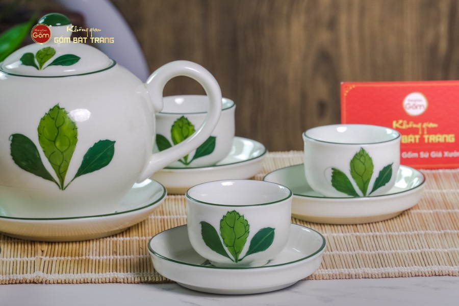 Bộ Ấm Chén Tròn Men Kem Vẽ Ngò Gai