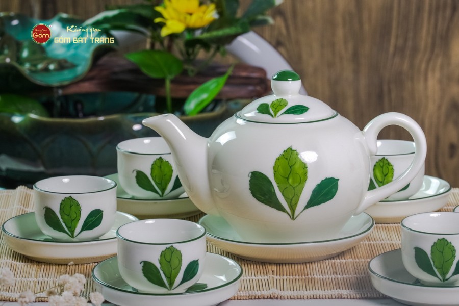 Bộ Ấm Chén Tròn Men Kem Vẽ Ngò Gai