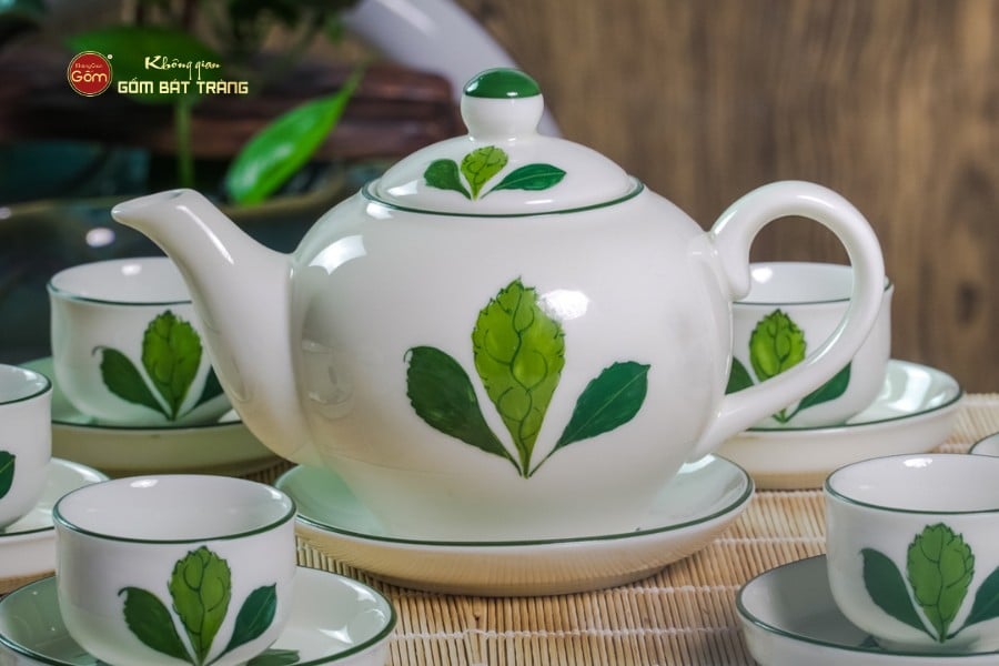 Bộ Ấm Chén Tròn Men Kem Vẽ Ngò Gai
